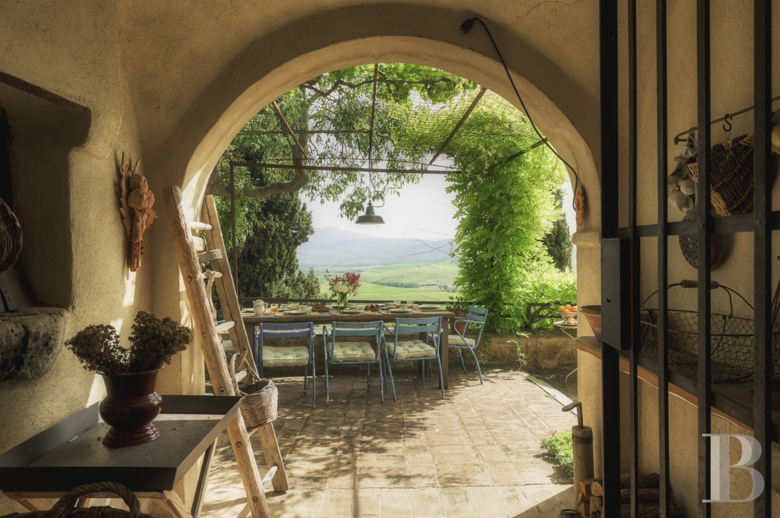 An old olive grove farmhouse restored to its former glory, overlooking the countryside in the Val d'Orcia in Tuscany - photo  n°6